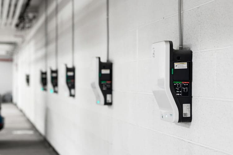 Prééquipement et mise à niveau de l'infrastructure de recharge dans les parkings privés